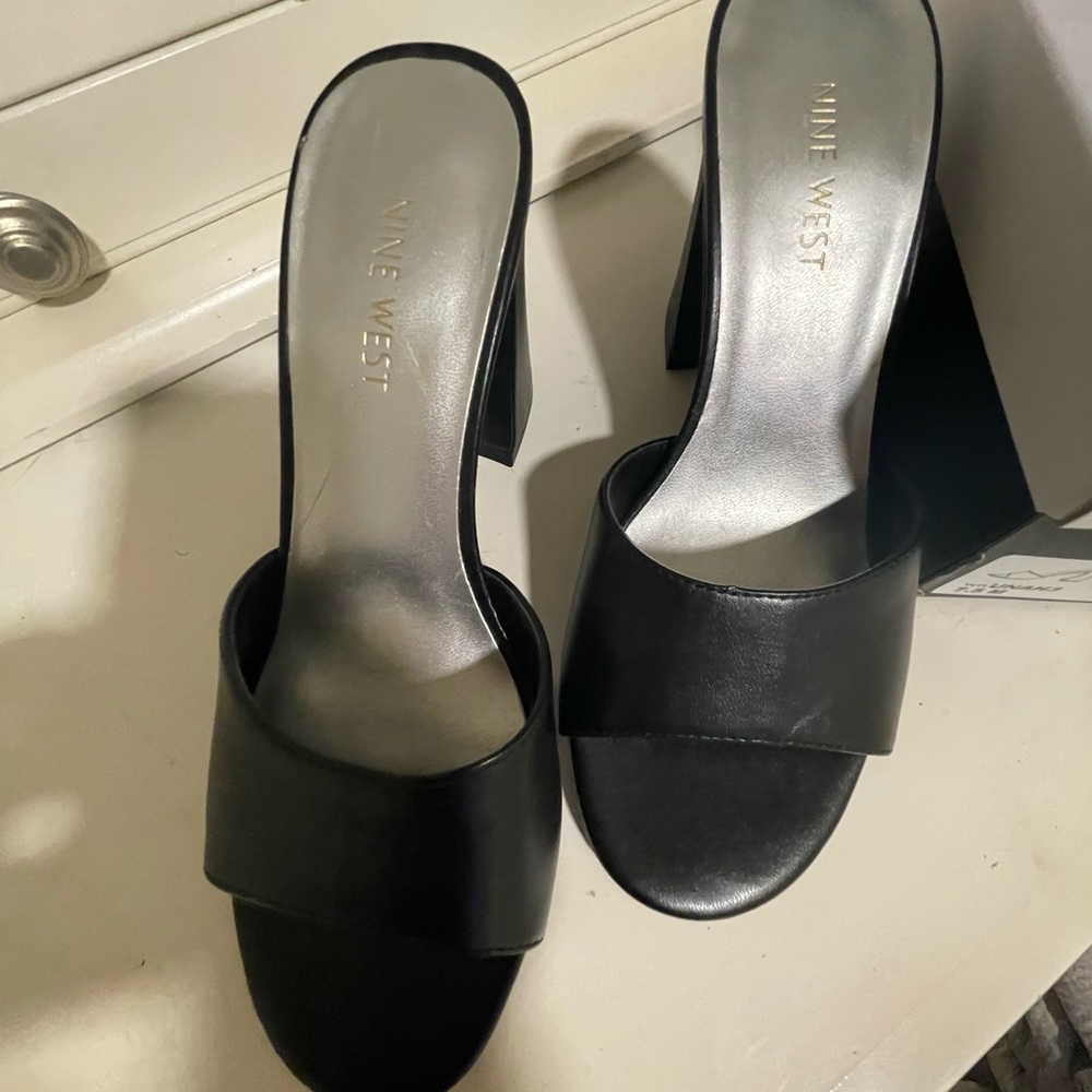 Perfect pump for jeans or jumpsuit or dress.